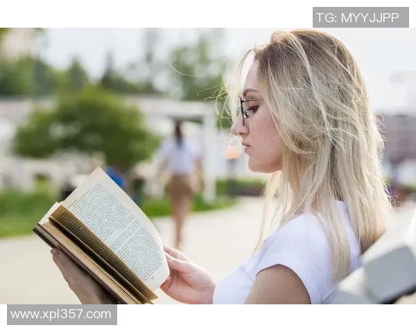 女生踢足球的魅力与挑战探索女性在足球场上的成长与自信之路